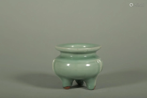 A LONGQUAN WARE TRIPOD PORCELAIN CENSER