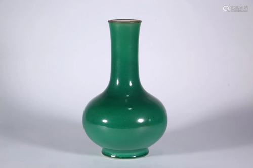 A MONOCHROME GREEN GLAZED WATER CHESTNUT VASE