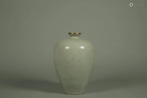 A RU-STYLE PORCELAIN MEIPING VASE WITH GOLDEN RIM