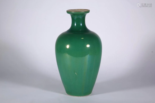 A MONOCHROME GREEN GLAZED PORCELAIN VASE