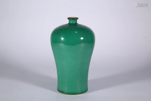 A MONOCHROME GREEN GLAZED PORCELAIN MEIPING VASE