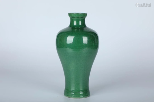 A MONOCHROME GREEN GLAZED PORCELAIN MEIPING VASE