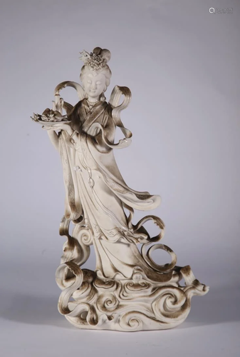 A DEHUA WARE PORCELAIN STATUE OF GUANYIN