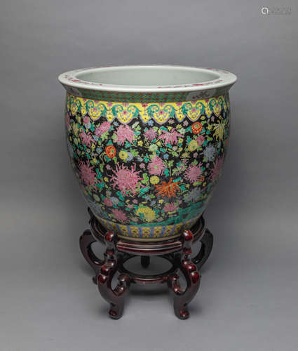 Large Chinese Famille Rose Porcelain Pot