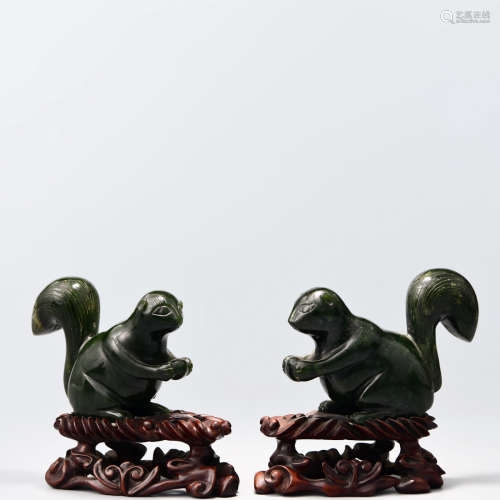 A PAIR OF JASPER SQUIRREL ORNAMENTS WITH STAND