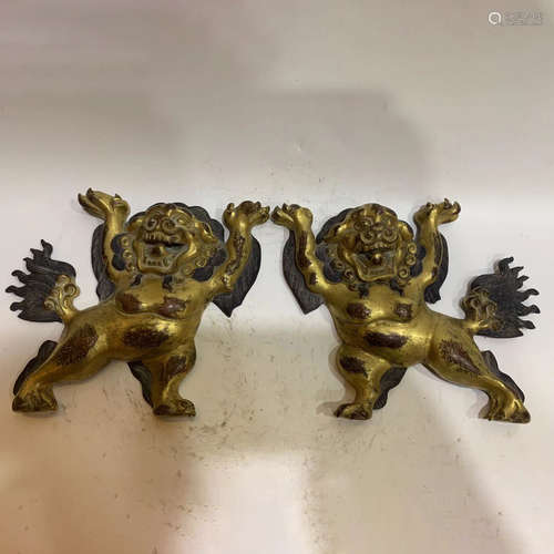 A PAIR OF GILD BRONZE LION ORNAMENTS