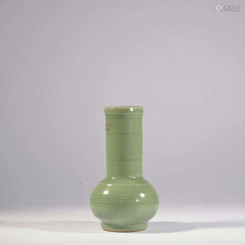 A LONGQUAN KILN PLUM GREEN GLAZE PORCELAIN VASE