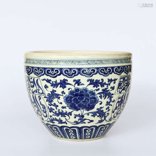 A BLUE WHITE FLORAL PORCELAIN PLANTER