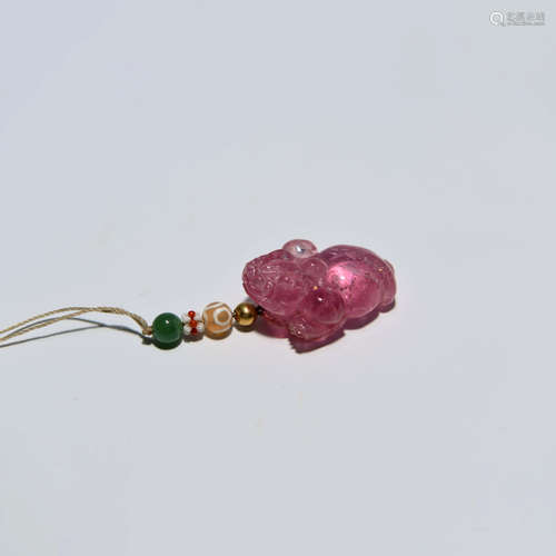 A TOURMALINE TRIPOD TOAD PENDANT