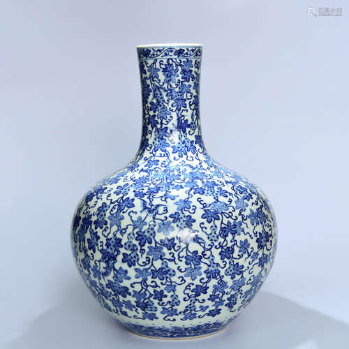 A BLUE WHITE FLORAL PORCELAIN BOTTLE VASE