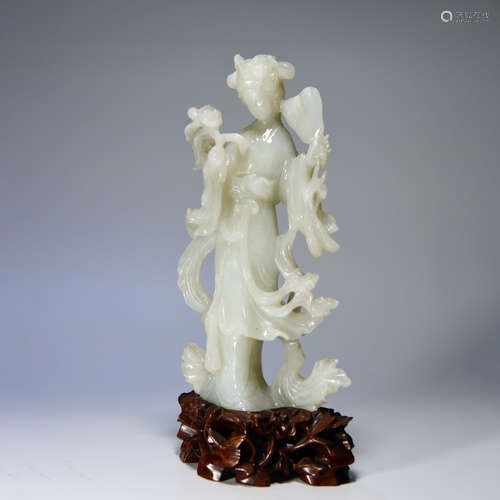 A HETIAN JADE STATUE OF WOMAN