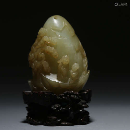 A PINE AND FIGURE CARVED HETIAN JADE ORNAMENT