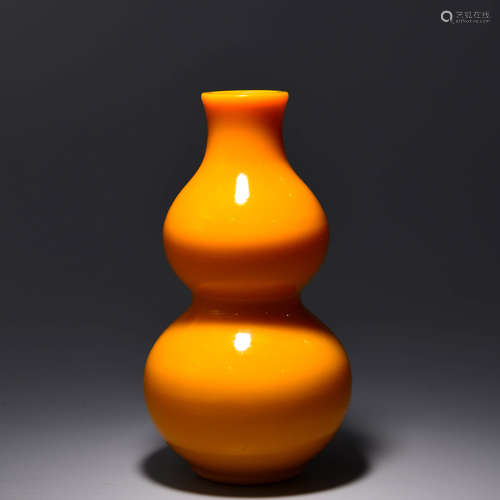 A YELLOW GLASSWARE DOUBLE GOURD VASE