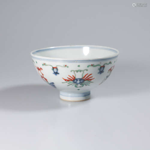 A DOUCAI FLORAL PORCELAIN BOWL