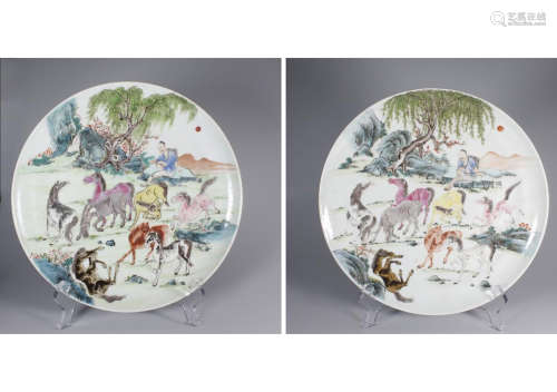 A PAIR OF FAMILLE ROSE HORSE PORCELAIN PLATES