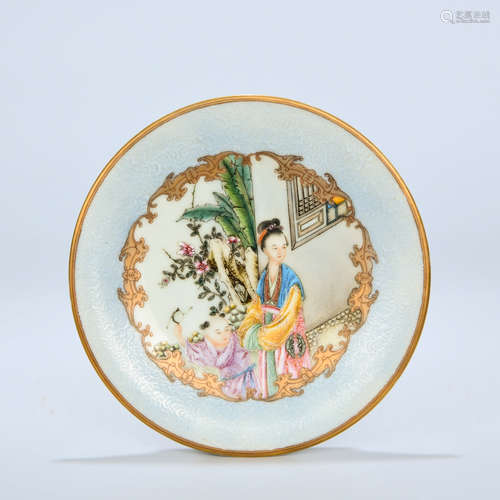 AN ENAMELED FIGURAL PORCELAIN PLATE