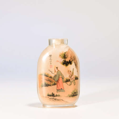 A FIGURE PAINTED GLASS SNUFF BOTTLE