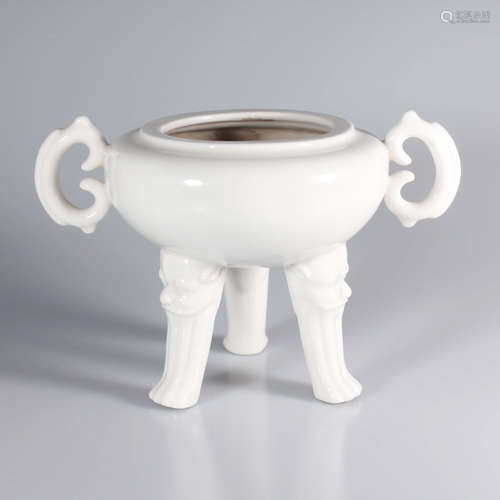 A DEHUA KILN TWIN EAR TRIPOD PORCELAIN CENSER