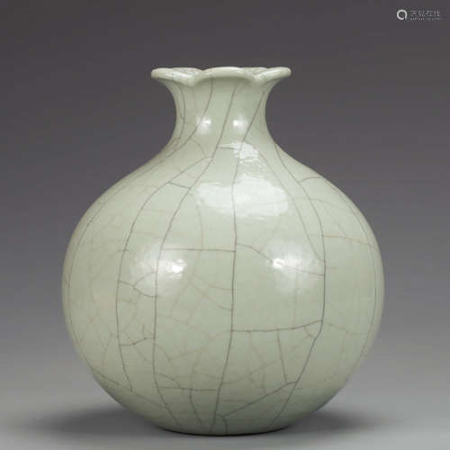 CHINESE CRACKLE GLAZED POMEGRANATE PORCELAIN VASE