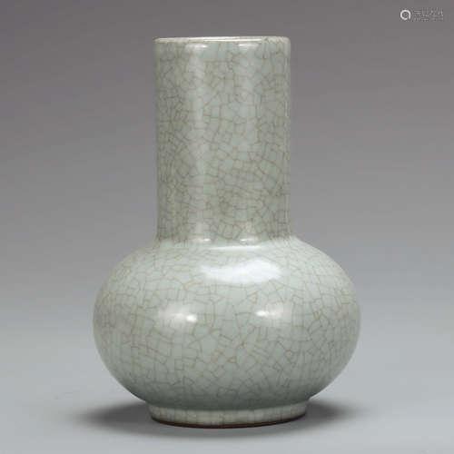 CHINESE CRACKLE GLAZED PORCELAIN VASE