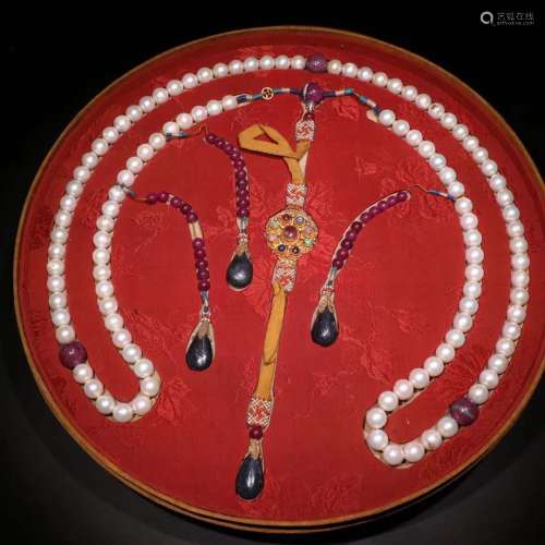 A Peral 108-Bead Necklace