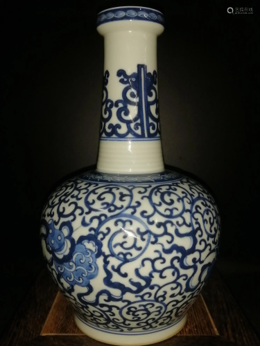 Qing Dynasty, Long Neck Vase