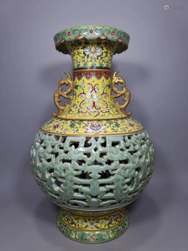 Mark``Da Qing Kien Lueng NianÂ´Â´Yellow-Ground Vase