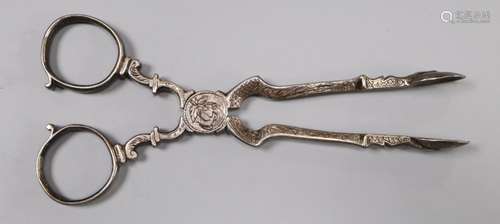 A pair of George III engraved silver sugar nips by Richard Crossley, circa 1800, 11.6cm.CONDITION: