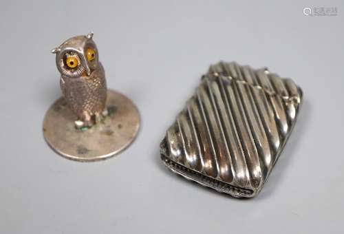 An Edwardian silver owl menu holder by Sampson Mordan & Co, Chester, 1905, 35mm and a plated vesta