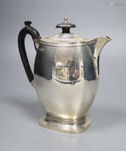 A George V silver hot water pot, with ebonised handle, Carrington & Co, London, 1912, 18.1cm, 16oz.