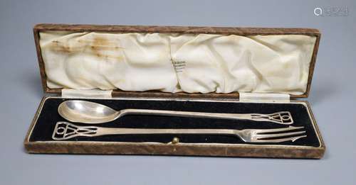 A cased George V Arts and Crafts silver pickle fork and spoon, Cooper Brothers & Sons, Sheffield,