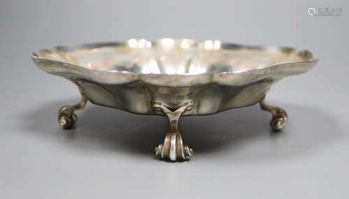 A George VI cusped silver bowl, on four scroll feet, with engraved inscription, Thomas Bradbury &