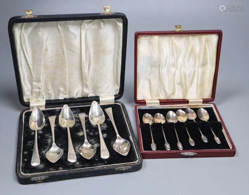 A set of six silver grapefruit spoons and a set of six silver coffee spoons, both cased, 5.5oz.