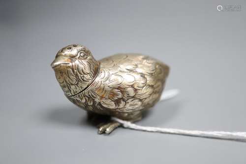 An Edwardian white metal chick pepperette or vinaigrette, with removable head, unmarked, 4.5cm