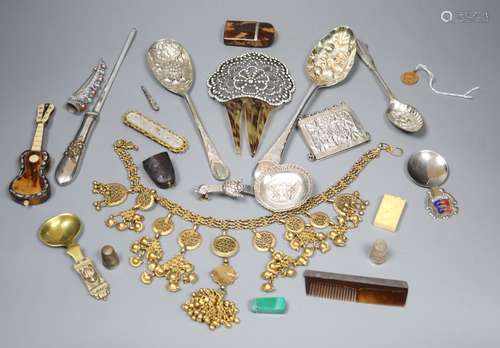 Sundry minor jewellery etc. including an ornate gilt necklace, a silver thimble, white metal and