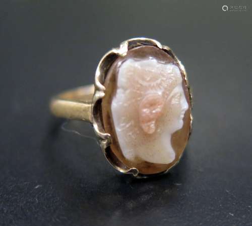 An Hardstone Twin Head Cameo Ring decorated with the bust of a lady and and a man, in an unmarked