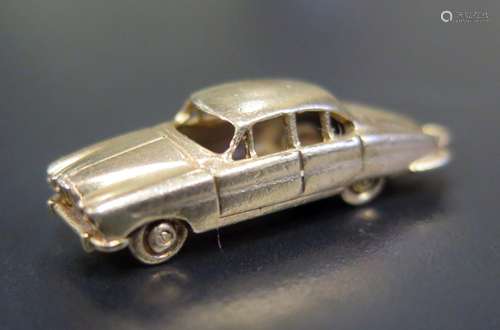 A 9ct Gold Charm in the form of a Jaguar Mark 10, 7.1g, 34mm long, QK Ltd.