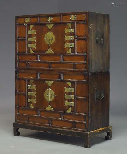 Korean stacking chests, late 19th, early 20th Century, with three drawers and two central