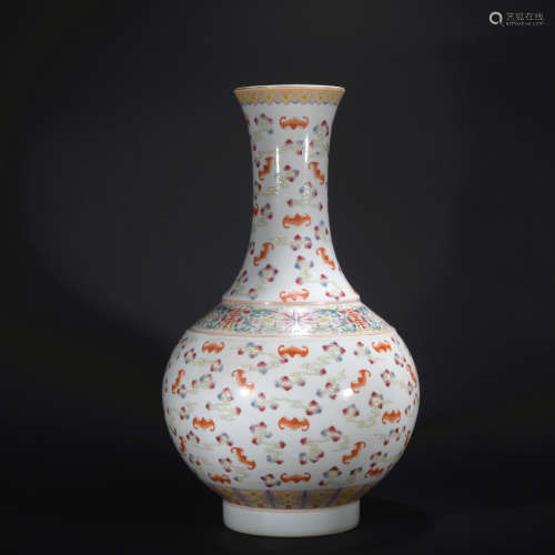 A famille-rose vase with bat pattern