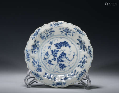 A blue and white plate with flowers pattern