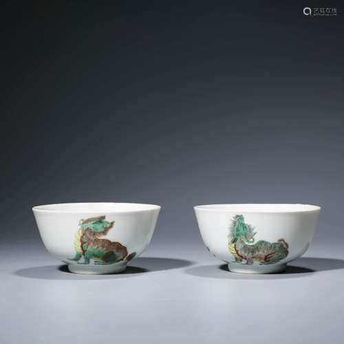 A PAIR OF CHINESE WUCAI PORCELAIN BEAST BOWLS MARKED XIAN FENG