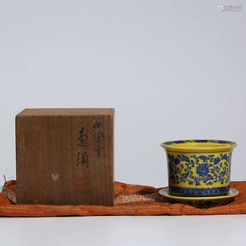 A CHINESE YELLOW-GROUND BLUE AND WHITE INTERLOCK BRANCHES JARNINIERE AND HOLDER MARKED YONG ZHENG