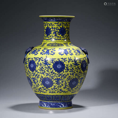 A CHINESE POCELIAN YELLOW-GROUND BLUE AND WHITE INTERLOCK BRANCHES VASE MARKED QIAN LONG