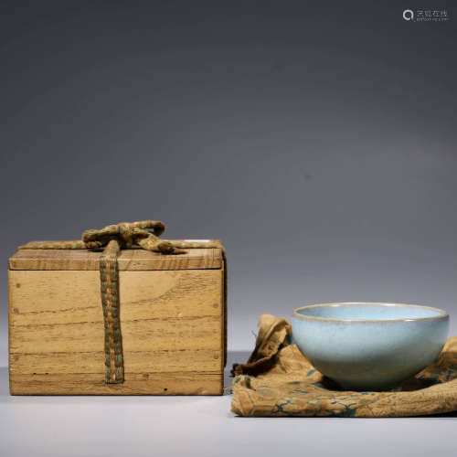 A CHINESE JUN-TYPE PORCELIAN BOWL WITH BOX