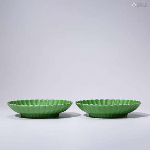 A PAIR OF CHINESE GREEN-GLAZED PORCELIAN DISHES MARKED YONG ZHENG