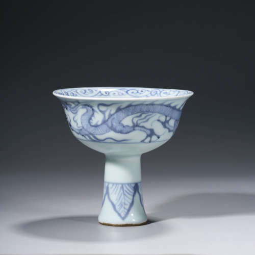 A CHINESE BLUE AND WHITE PORCELAIN DRAGON STEM BOWL
