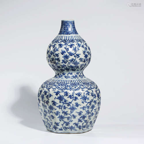 A CHINESE BLUE AND WHITE PORCELAIN INTERLOCK BRANCHES DOUBLE-GOURD VASE