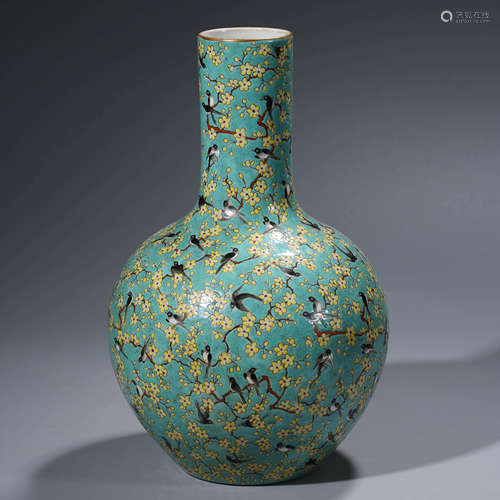 A CHINESE FAMILLE ROSE PORCELIAN FLOWER VASE MARKED QIAN LONG