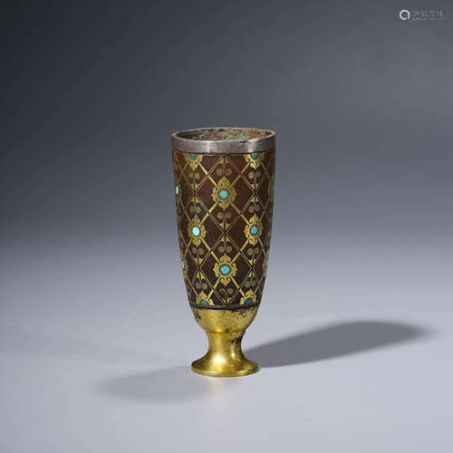 A CHINESE GOLD AND SILVER INLAID BRONZE CUP