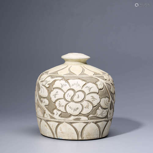 A CHINESE YAOZHOU-TYPE PORCELAIN POENY VASE